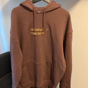 Brun hoodie - Aldrig andvänd pågrund av att den ej passar. Varan är i mycket bra skick. Meddela vid intresse! 