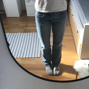 Mid Rise Jeans Zara - Säljer nu mina älskade jeans från zara i modellen mid rise straight då dom inte kommer till användning längre. Passar perfekt på mig som är 166. Använda men fortfarande fint skick. Fler bilder och mått kan skickas privat💕🫶🏼
