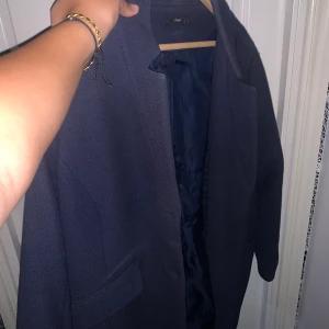 Blå kappa - Kappahl - Enkel & fin kappa  Storlek : L  Använd några gånger 🥰 Frakt tillkommer 