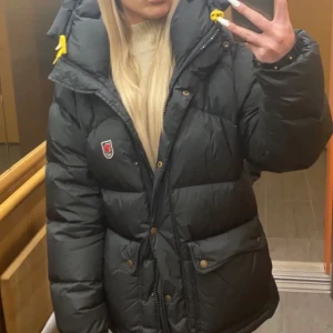 Jacka - Säljer min fjällräven jacka i jättebra skick!  Den har inga defekter och är såå varm!  Skriv för fler bilder eller frågor!  (Första bilden är lånad) 
