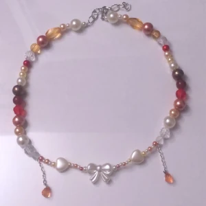 HANDMADE HALSBAND I OLIKA FÄRGER - gulligt orange/rött/vitt handmade halsband med både glas och plast pärlor :) om du köper får du gratis extras! tex klistermärken och keychains <3