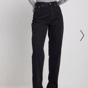 NA-KD Jeans  - Säljer dessa super snygga jeansen från NA-KD! Köpte i för stor storlek och hann aldrig skicka tillbaks dem! Dem är i storlek 34 men skulle mer säga en 36! Har även slits längst ner! 