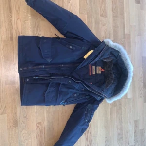 Parajumpers Right hand - Storlek S Försiktigt använd, inga hål, inte smutsig, aldrig rökt med den.