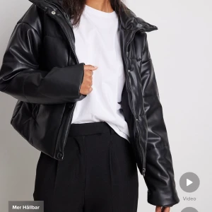 Jacka  - En svart jacka (läderlook) ifrån NA-KD. Helt oanvänd! Original pris 929kr och jag köpte den på rea för 450kr. Stl:38