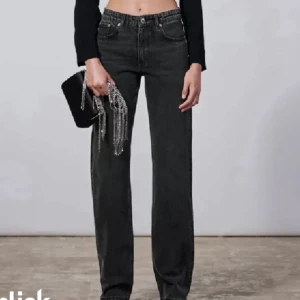 Midwaist zara jeans  - Så fina midwaist zara jeans som sitter super fint på. Dessa jeans kommer tyvärr inte till användning och därför vara jag bestämt mig för att sälja dessa. 