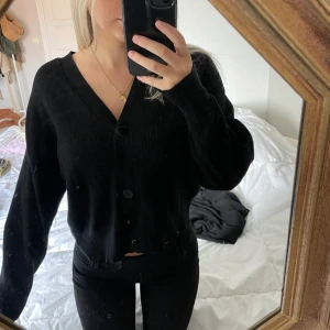 Kofta  - Svart kofta från ZARA! Knappt använd, supermysig! 