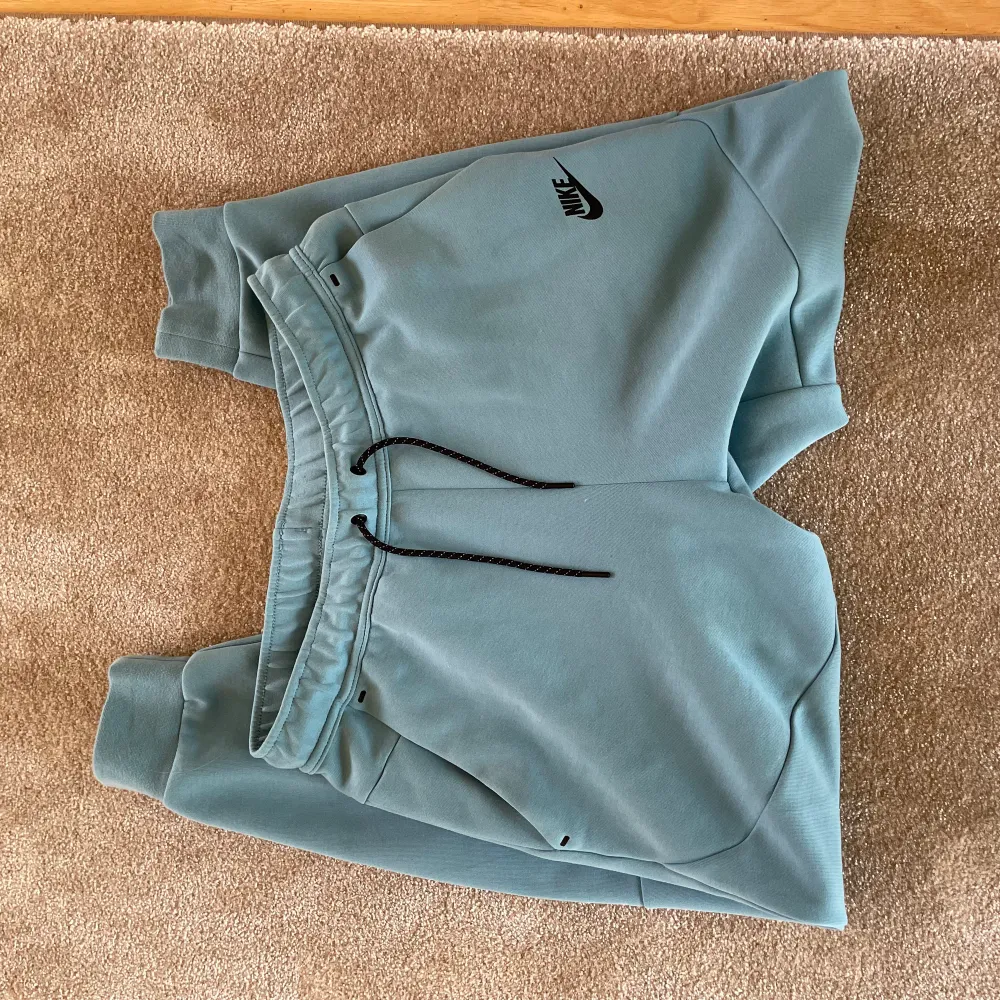 Nike tech fleece byxor i färgen baby blue. Storlek M Skick 10/10  Pris 800. Jeans & Byxor.