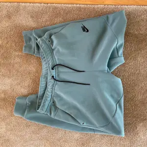 Nike tech fleece byxor i färgen baby blue. Storlek M Skick 10/10  Pris 800