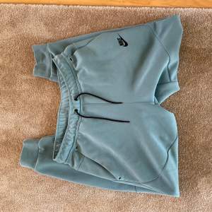 Nike tech fleece byxor i färgen baby blue. Storlek M Skick 10/10  Pris 800