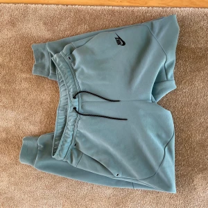 Nike tech fleece byxor - Nike tech fleece byxor i färgen baby blue. Storlek M Skick 10/10  Pris 800