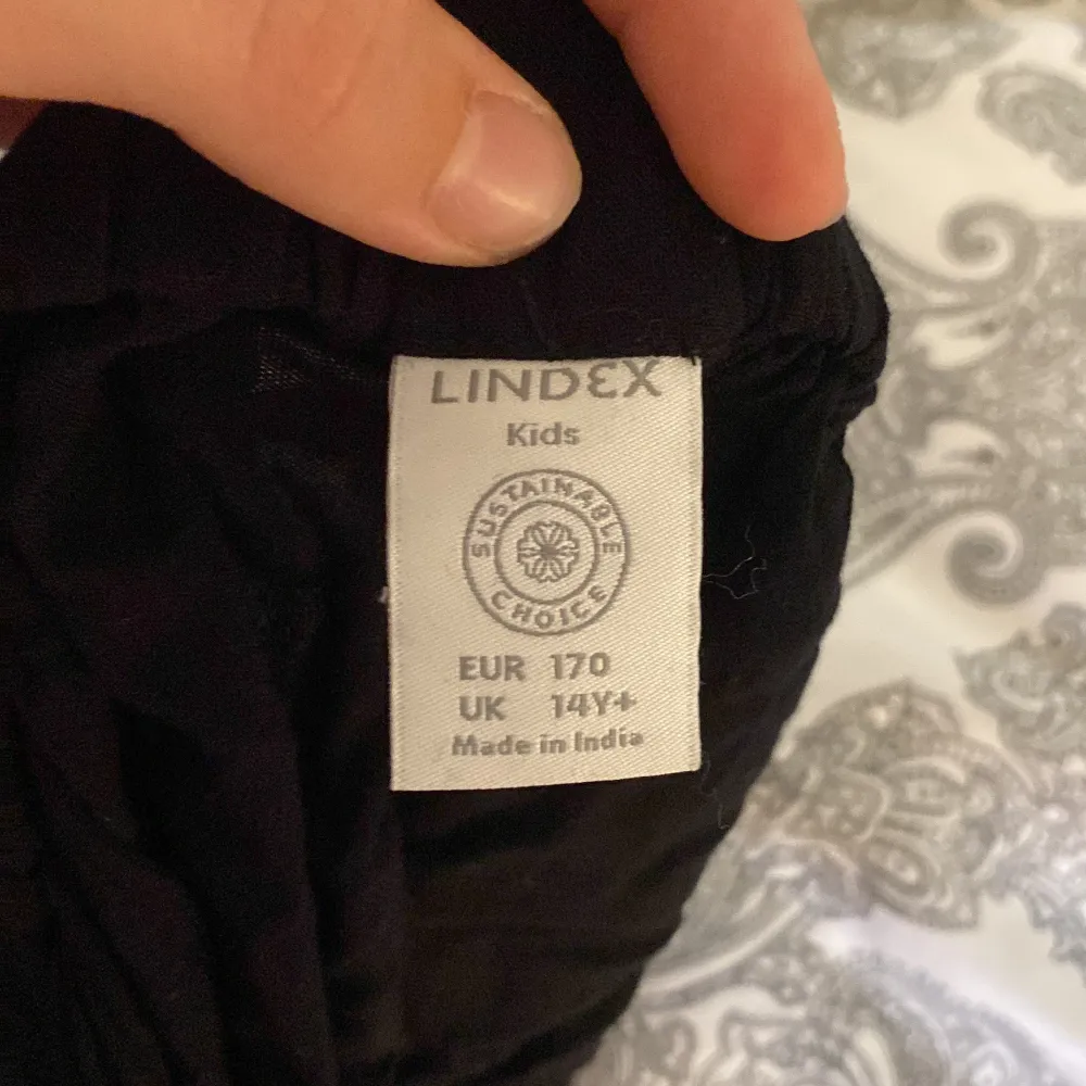 Kjol från Lindex, skulle säga att den passar en xs till s, svart k tunt material med volang🖤🖤. Kjolar.