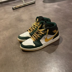 Jordan high  - Säljer nu mina gamla Jordans, vet inte riktigt vilken modell det är. Betalning sker via Swish. Köparen betalar frakt