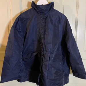 Rengnjacka - Regnjacka från weekday, Strlk XS. Mycket smidig och även snygg som regnjacka! Man får lätt plats med tjockare tröja under💙