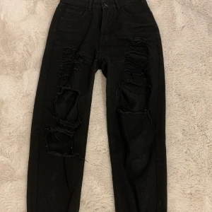 Ripped baggy jeans🌺 - Ett par ripped baggy jeans i storlek S, använda ett tag men inga synliga skador. 🌺De är köpta för några år sedan men har bara använts ett år och sedan legat i garderoben. Priset är inklusive frakt🌺