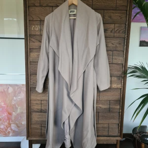 Kappa - Beige kappa från Weekday, oversize modell.