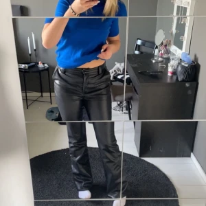 Fake skinn/läder byxor från NA-KD - Ett par superfina läder byxor (fake) från NA-KD. Säljer då de inte kommer till användning. Jag är 172 cm 