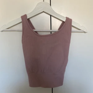 Gym Topp - Säljer denna rosa gymtopp från SOC. Helt oanvänd och säljs för att den ej används. Den är vadderad så man behöver ej något under. Nypris 400kr💕💕
