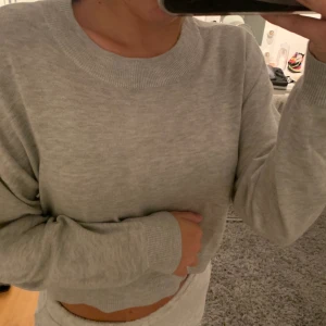 Stickad tröja - Jag säljer min gråa stickad tröja som aldrig är använd!💕den är superfin och superskönt material💕kontakta mig vid fler frågor!