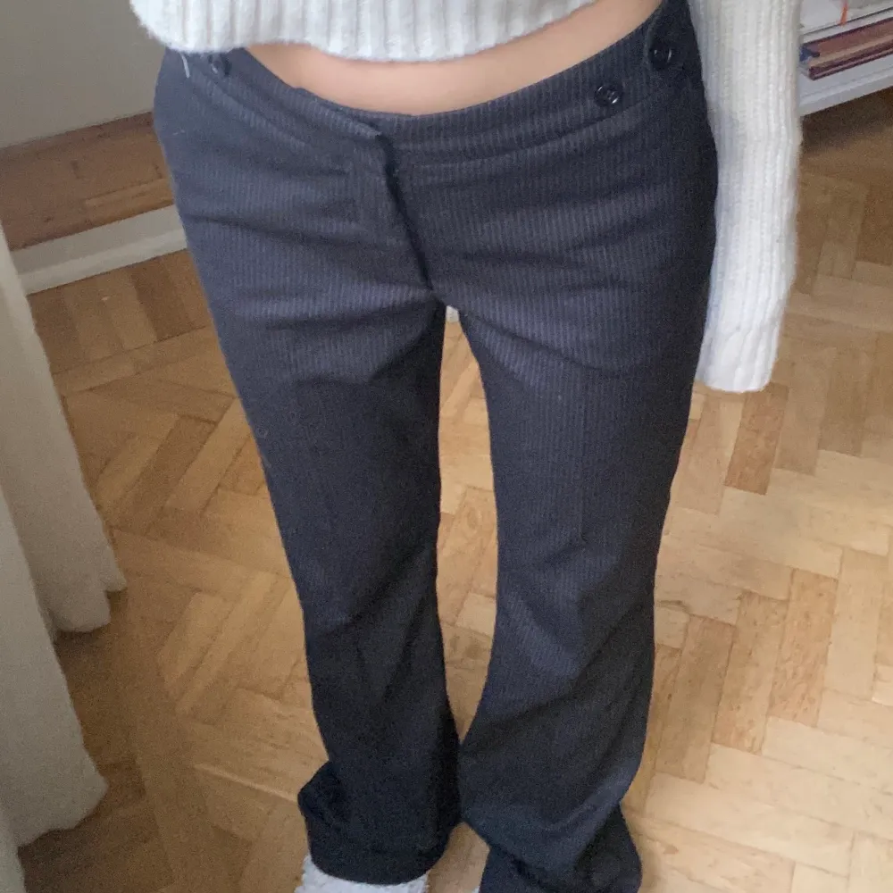 Köpt Second hand, lågmidja passar som Xs-s. Långa på mig som är 162 . Jeans & Byxor.