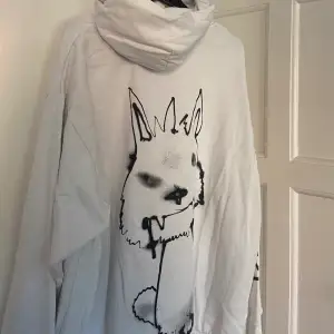 Vit oversized hoodie, passar L/XL med tryck i ryggen. Org.pris 400 kr  Frakt tillkommer. 
