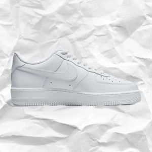 Nike Air force - Säljer dessa Nike air forces eftersom jag aldrig använder dem. ( de två första bilderna är från en hemsida och den sista är min egna bild ) skriv ifall du vill ha fler bilder dock! köpte för ca 1300 och säljer för 900+frakt. hör av dig vid intresse ❣️