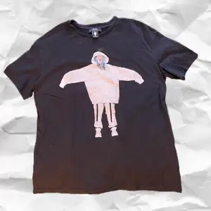 Denna billie eilish T-shirt passar inte mig längre så säljer ! ☺️hör av dig vid frågor eller intresse ❣️( priset inkluderar frakt ) 