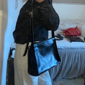Väska - Säljer min svarta väska, ganska rimlig och mycket praktisk
