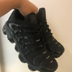Nike vapormax plus - Helt nya vapormax plus från Nike, endast testade. Låda medföljer inte eftersom jag inte hittar den. Strl 37,5 men passar 36,5 Pris går att diskutera 