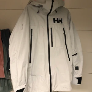 Helly Hansen Elevation Infinity Jacket - Halloj!  Tänkte nu sälja denna fina HH jacka som jag köpte i slutet av förra säsongen. Endast åkt med i 1 vecka totalt, så jackan är i stort sett nyskick.  Storlek L  