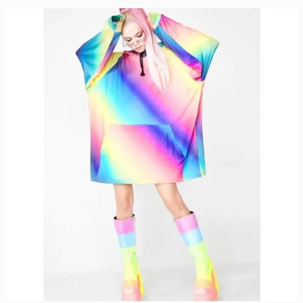 Dollskill CLUB EXX Super härlig hoodie i tunt material som andas! Perfekt till ett sommar rave eller festival! Bara använd en gång. Nypris: 600:-. Tröjor & Koftor.