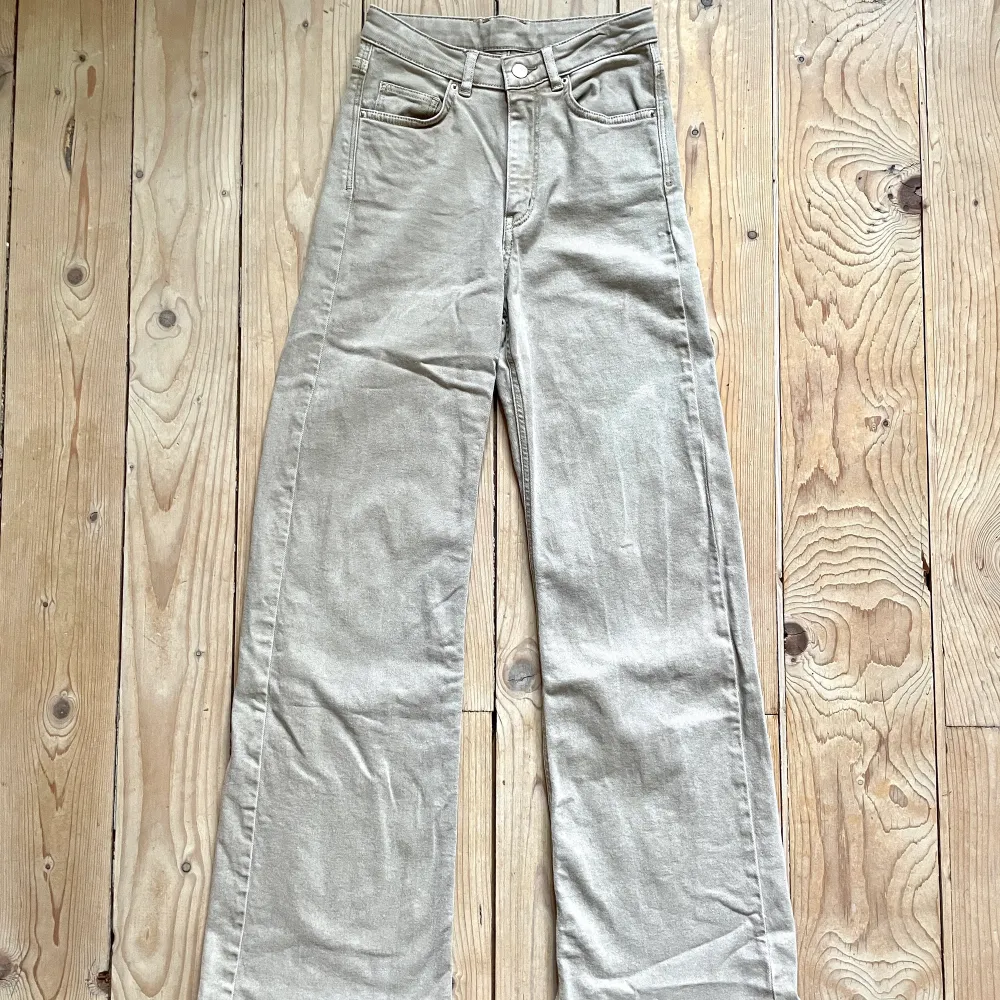 Beigea/sandfärgade vida jeans. Köpta i somras och använda ca tre gånger så i nyskick!  Obs snabb affär pga flytt💚. Jeans & Byxor.