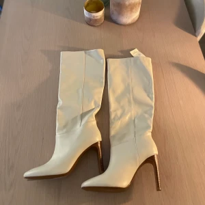 Mango stövlar stl 39 - oanvända  - Läderstövlar från Mango, storlek 39. Aldrig använda och med lapparna kvar! Nypris ca 1300