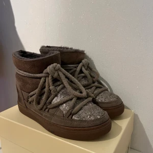 Inuikii - Säljer dessa ganska slitna men fina inuikiis. Köpta här på plick förra året🤍 