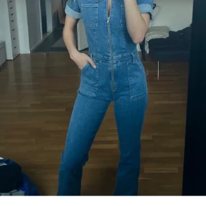 Jeans jumpsuit från mango - As snygg byx jumpsuit från mango som endast testad så i nyskick. Ny pris :700 men säljer för 450 Storlek M men passar även en S. 