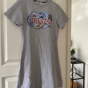Kenzo klänning - Säljer min oanvända Kenzo klänning, inköpt på NK i Stockholm. Nypris ca 3000kr.🤍  Hör av er vid frågor eller intresse.🥰  Har rensat min garderob så kika gärna på mina övriga annonser.😍