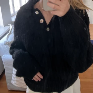 Stickad tröja - Fin svart stickat tröja från Lindex! Använd några gånger, fint skick💕💕nypris: 500