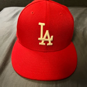 La 59fifty keps  - Röd La 59fifty keps, säljer eftersom jag inte använder den längre, storlek 7 3/8 eller 58,7cm