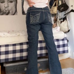 low waist jeans - supersnygga low waist jeans med bootcut och fina bakfickor med rhinestones. superfint skick, säljer för att de är lite för stora för mig