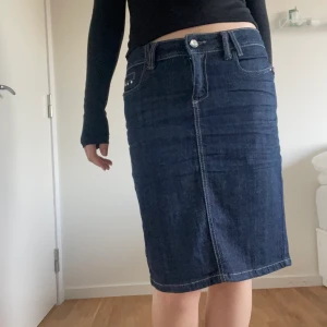 Mörkblå kjol - I nyskick, använd ngr gånger sparsamt! Strl 36!