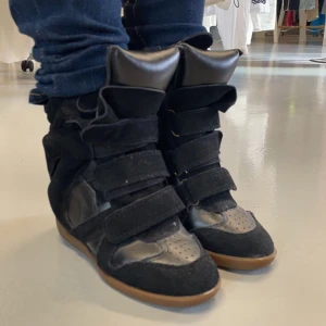 Isabel marant  - Säljer dessa gör snygga och trendiga isabel marant skorna i storlek 35, skulle säga att dom passa upp mot 37,5 då de är lite stora i storleken. Köpa här på plick men säljer vidare då dom inte kommer till användning längre 😻💕. (klicka inte på köp dirket!)