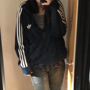 Adidas zip up - Adidas zip upp. Sitter snyggt oversize.