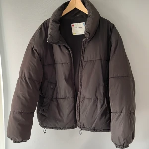 Fluffjacka från Pull&Bear - Köpt på pull&bear i Barcelona för 3 år sedan.  Använd flitigt, och har tyvärr blivit ett hål på ena ärmen nära armöppningen. Inte tvättad på senaste så kan förekomma någon fläck, men inget som inte går bort i tvätten🖤 Priset inklusive frakt! 