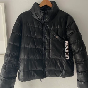 Dunjacka - Puffetjacket från Moschino inköpt på Raglady för 2 år sen. Den har även två sido fickor som är väldigt diskreta. Den är i bra skick och köptes för 4500