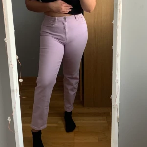 Rosa/lila jeans  - Väldigt fina och sköna rosa/lila jeans från stradivarius! Bara använda ca 3 gånger och är fortfarande i nyskick. Jeansen är lite små i storleken och passar även de som bär storlek 38! Jeansen är en mom style. Priset kan diskuteras!🥰