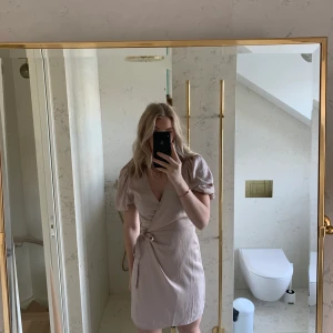 Klänning  - Överlappande klänning med knytning i midjan, aldrig använd.