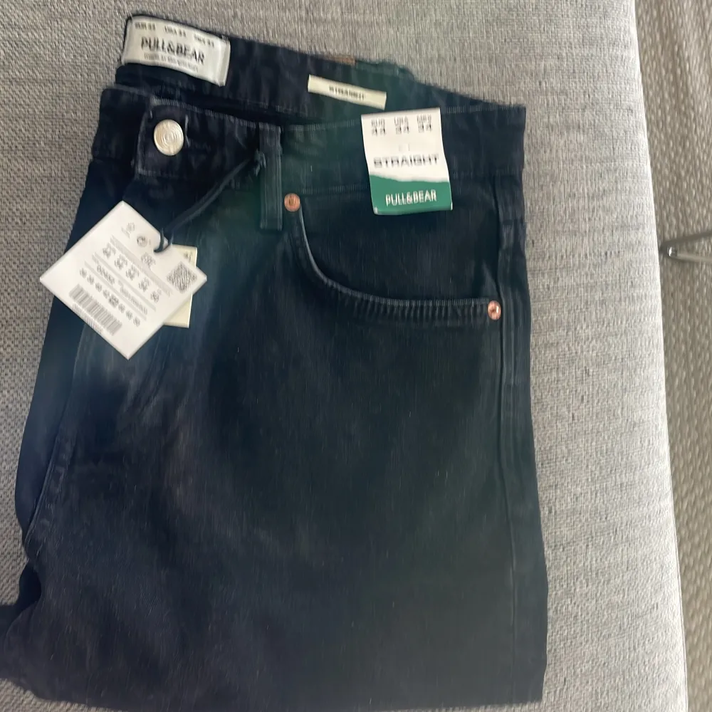 Oanvända raka jeans från Pull&Bear. Lapp sitter kvar. Storlek 46. (Uppskattningsvis W33 L32). Jeans & Byxor.