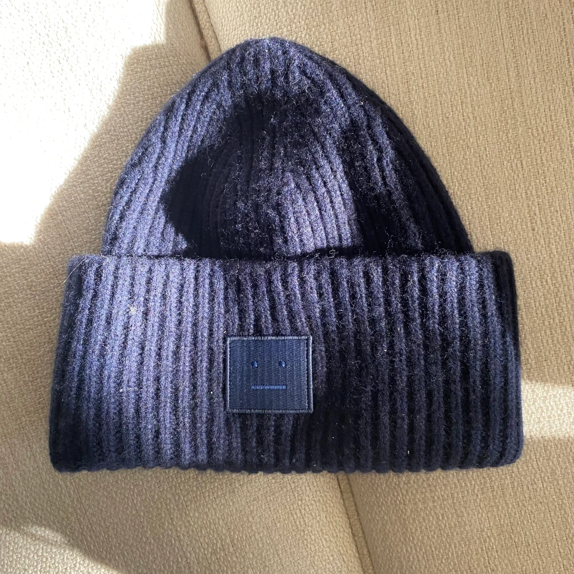 Acne Mössa i marinblått 