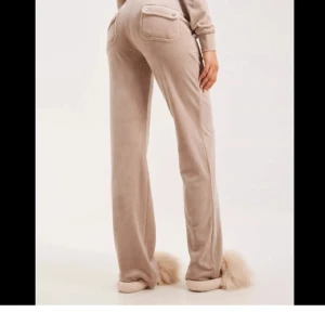 Byxor - Nya juicy couture byxor i begie. Inga deffekter alls och tvättas självklart innan de säljs 