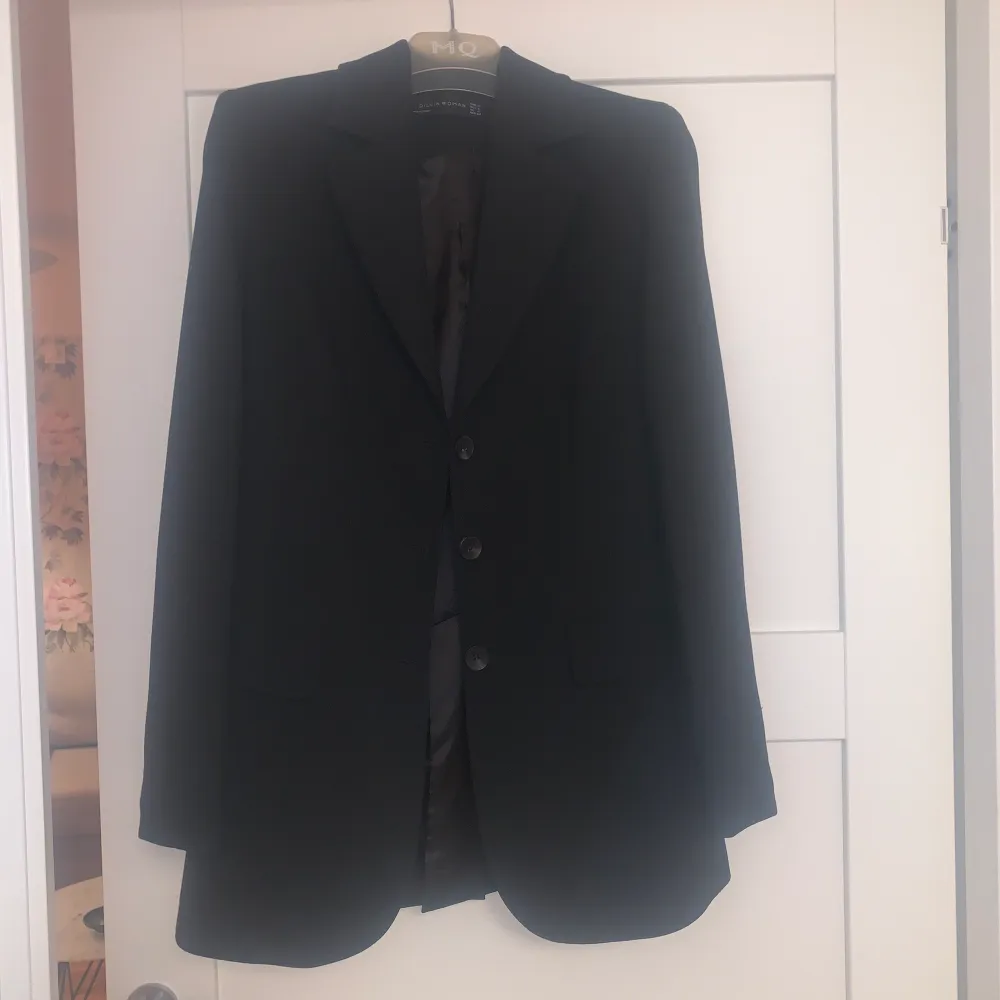 Säljer denna skitsnygga svarta blazer som är helt oanvänd. Säljer då jag behöver pengar 🤓 Storlek 34 och sååå snygg modell. . Tröjor & Koftor.