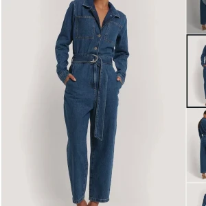 Jeans Jumpsuit  - Säljer denna magiska jeans jumpsuiten i en mörkblå färg i storlek 36 från NA-KD. Sitter jätte bra på mig som är en 36 förutom att den är lite kort i benen då jag är 1,78 så tänk på det. Den har även ett midjeband i midjan. Nypris 660kr